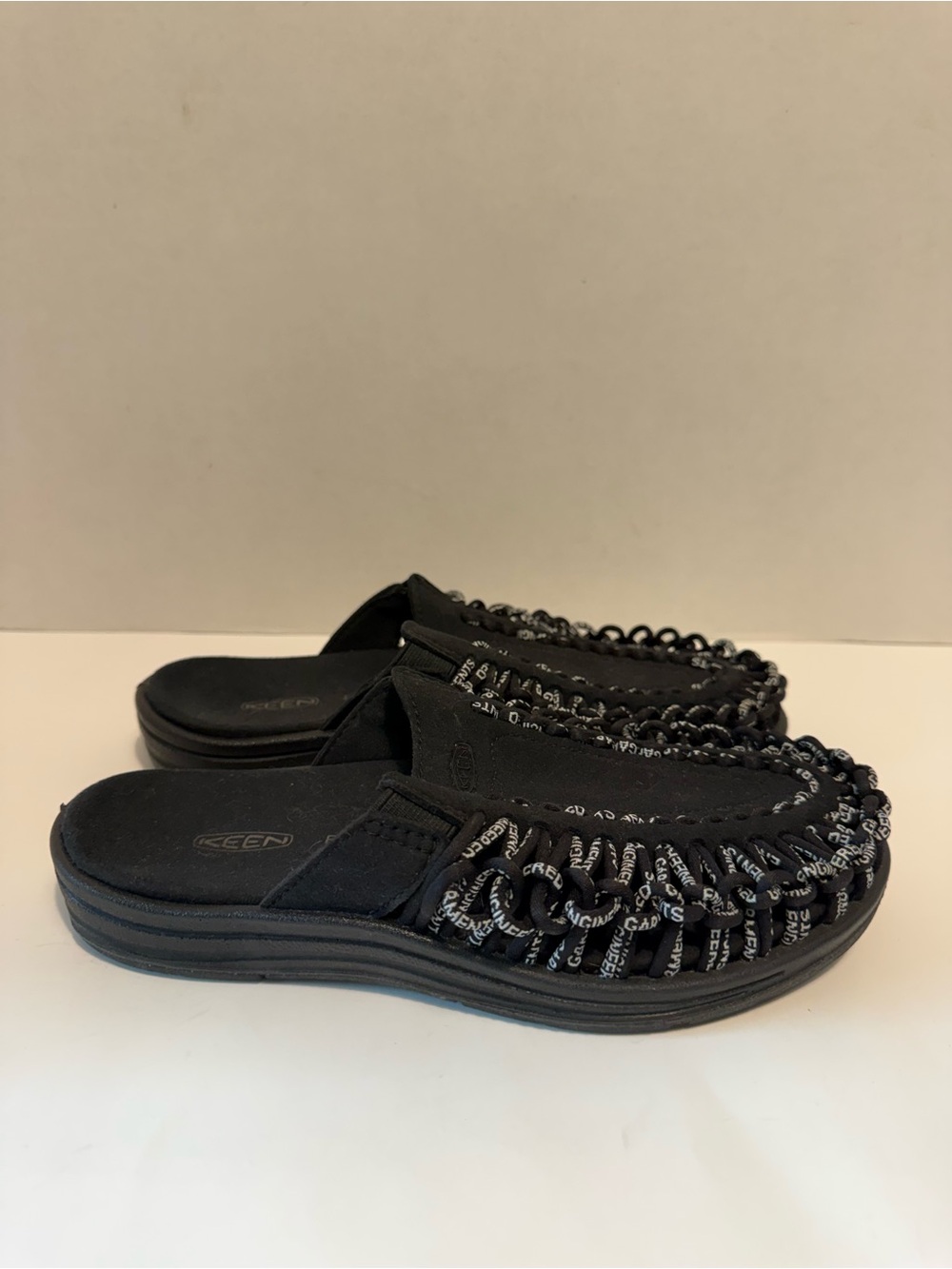 KEEN Uneek black slip on slide sandals outdoor arch support women’s US 7